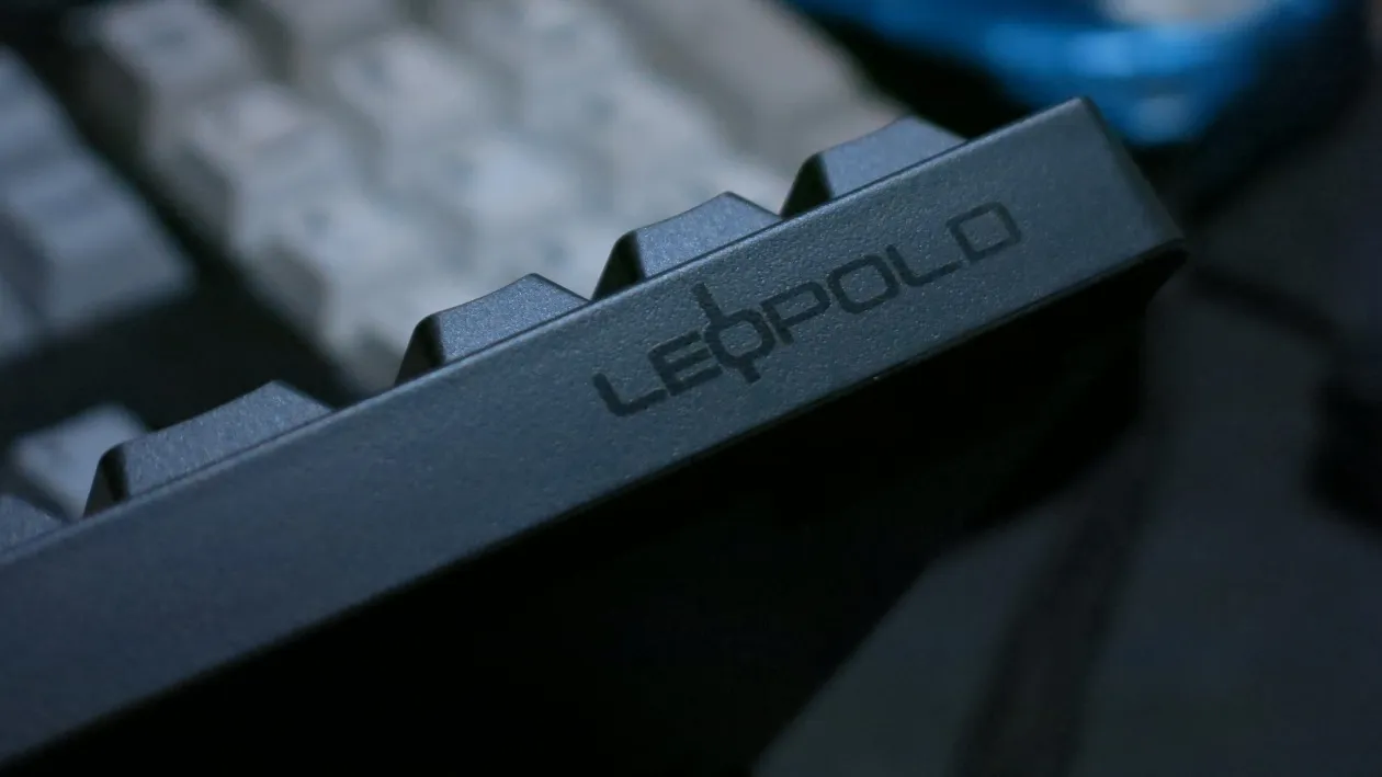 รีวิว Leopold FC750R FC900R mechanical keyboard บนโต๊ะทำงาน